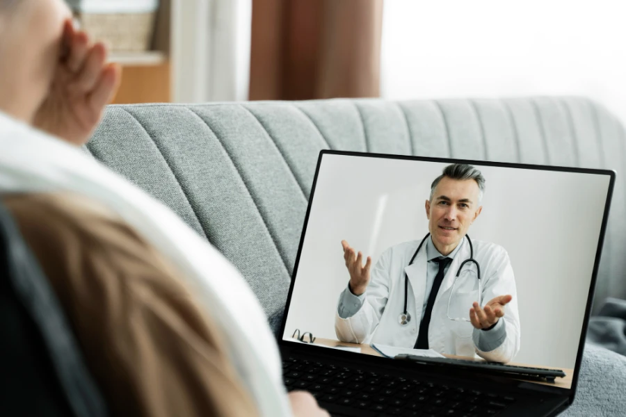 conversando-com-medico-via-telemedicina